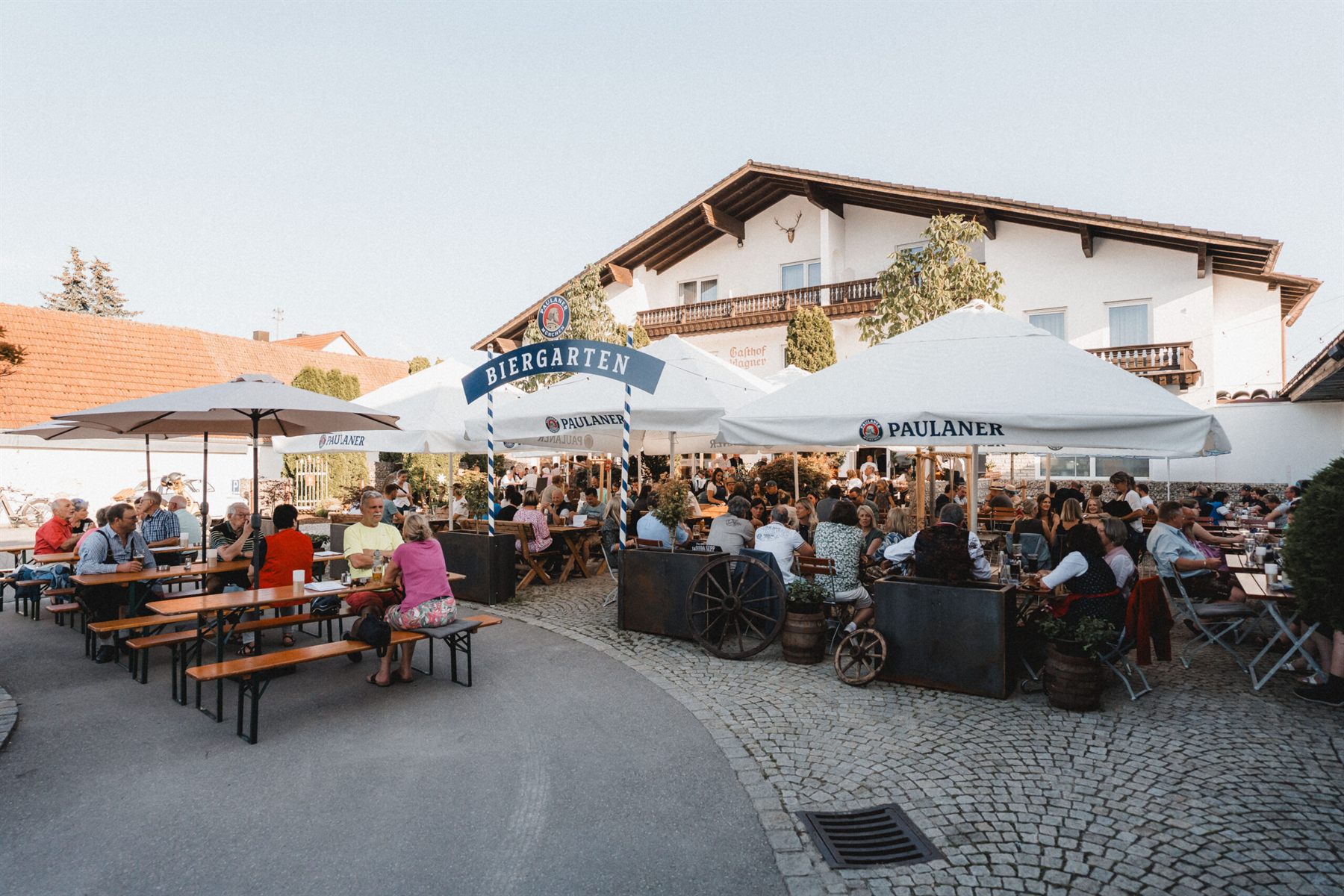 Gut besuchter Biergarten im Gasthof Wagner