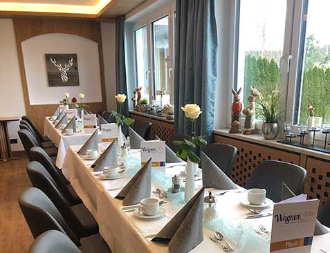 Jägerstube mit gedeckter Tafel