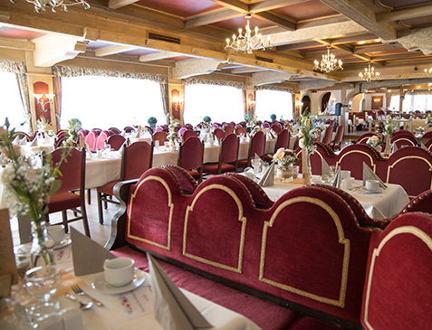 Festlich gedeckter großer Saal im Gasthof Wagner