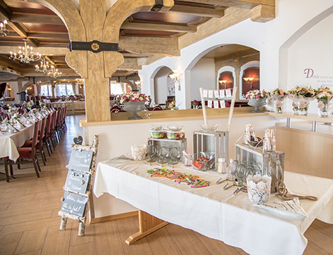 Großer Saal mit Hochzeitsdekoration und Candy-Bar