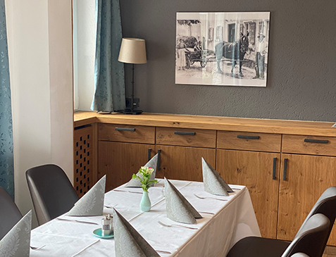 Gaststube mit Blumenzimmer