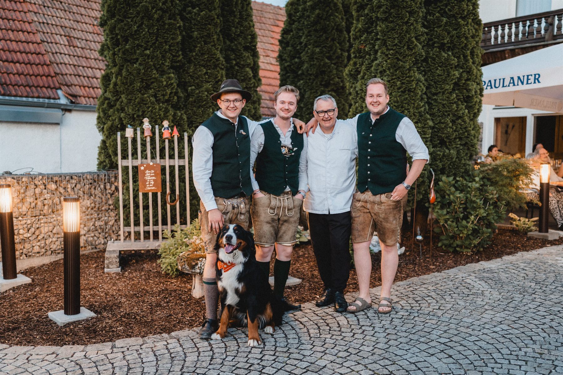Das Team des Gasthofs Wagner in Tracht